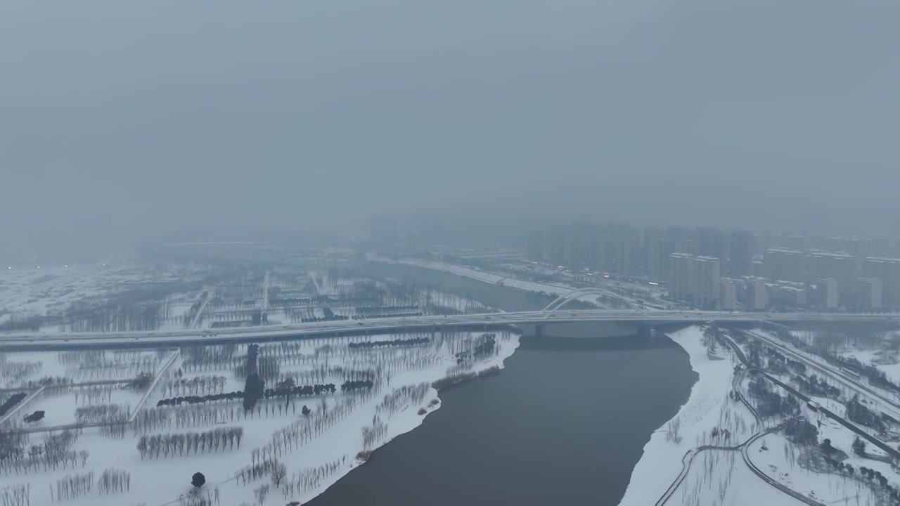 周口沙颍河湿地公园中原路桥雪景视频素材