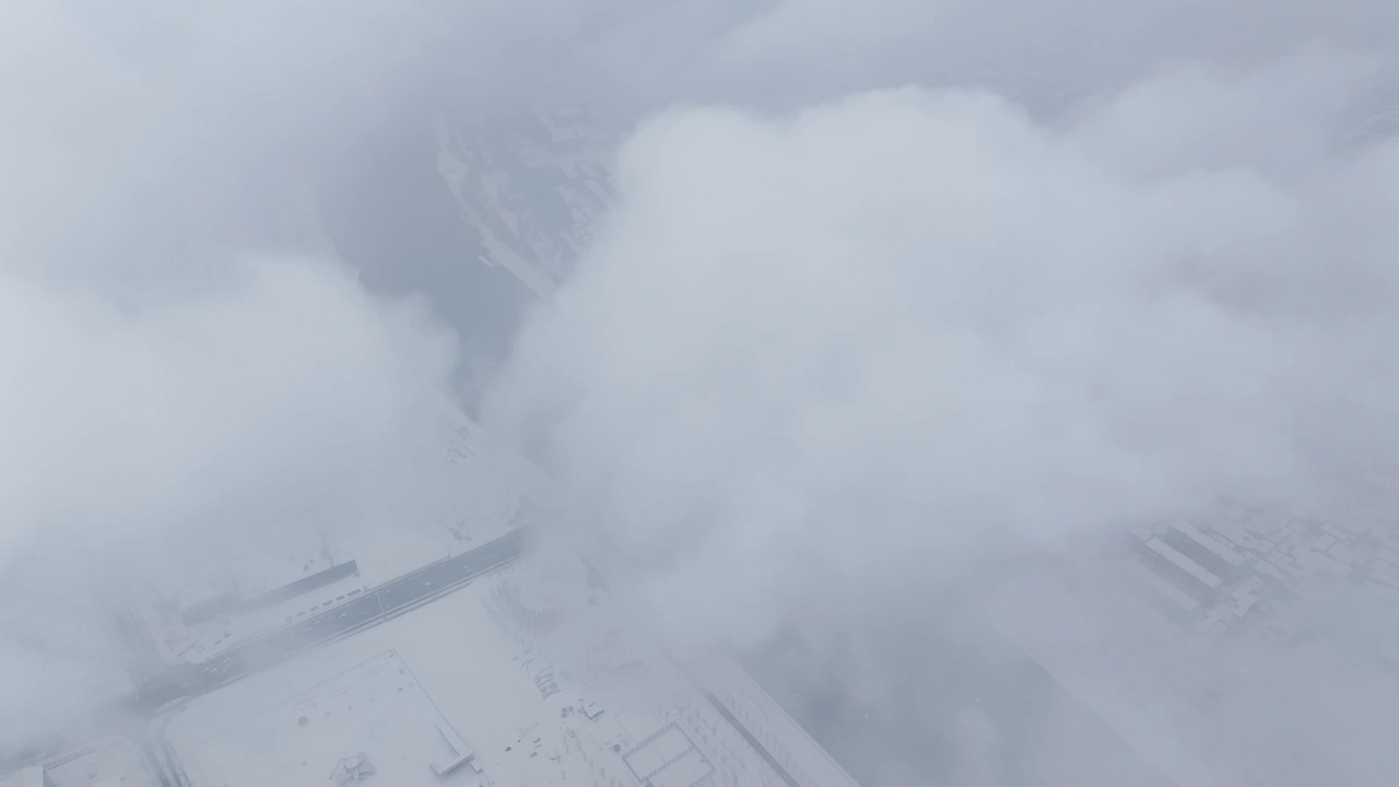 高视角航拍周口城市上空暴雪场景视频素材