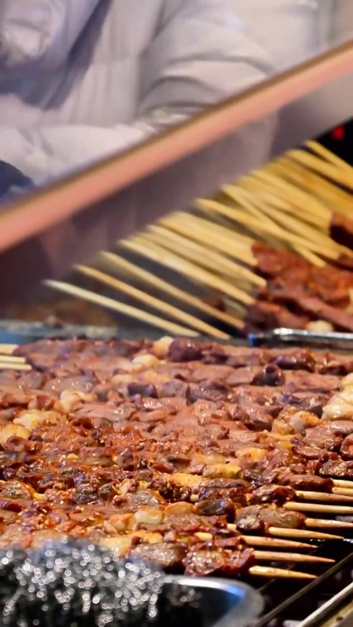 中式传统春节庙会风味美食新疆烤羊肉串视频素材