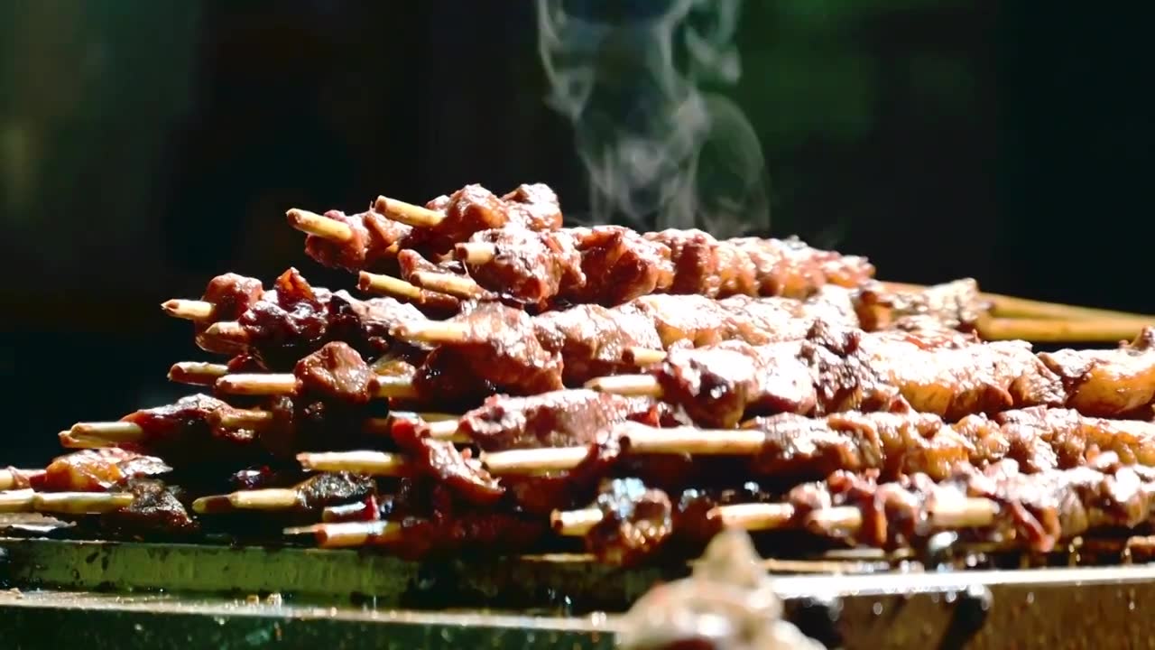 中式传统春节庙会风味美食新疆烤羊肉串视频素材