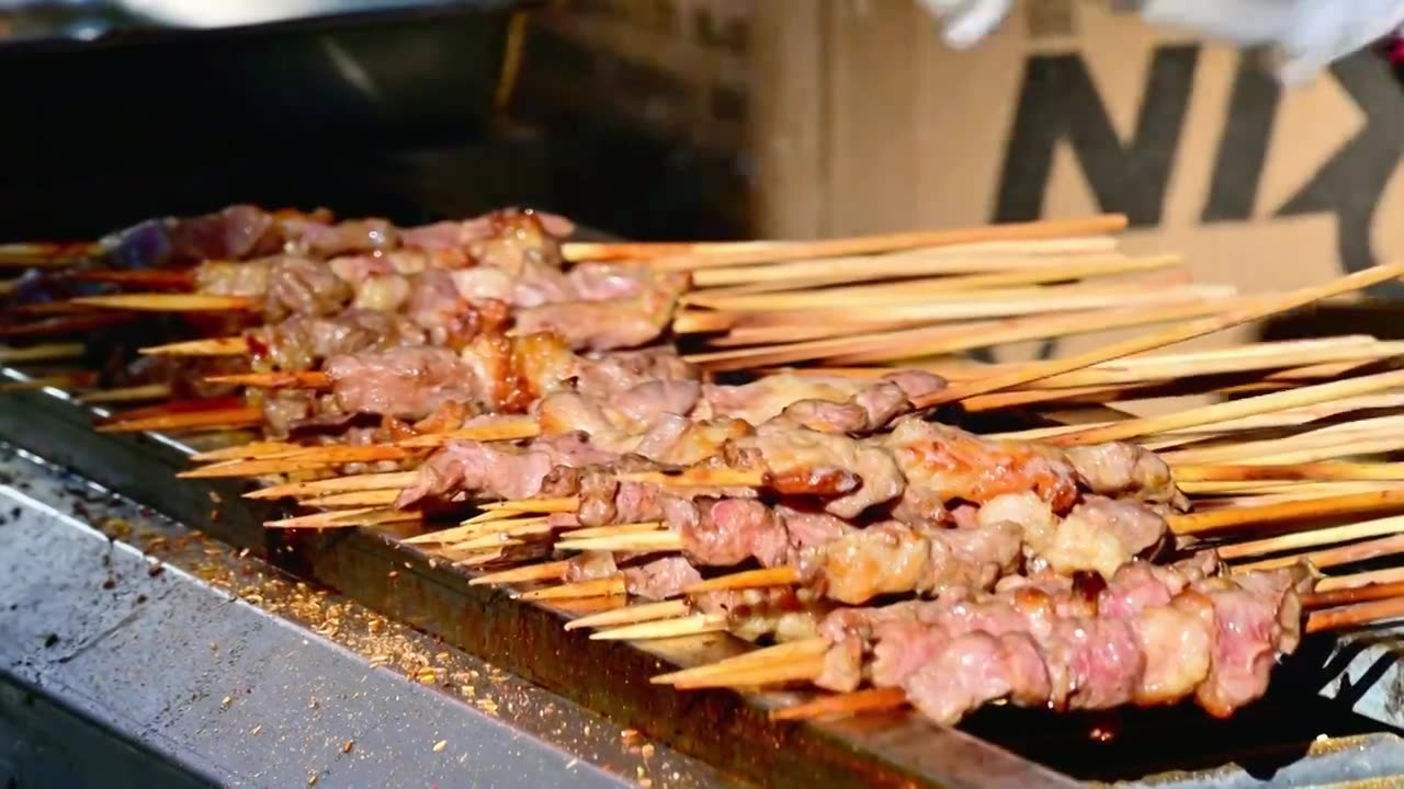 中式传统春节庙会风味美食新疆烤羊肉串视频素材