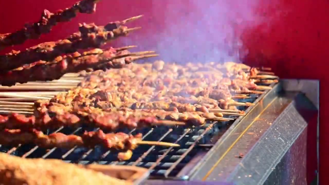 中式传统春节庙会风味美食新疆烤羊肉串视频素材