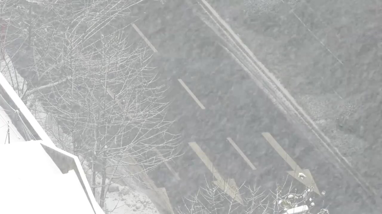 武汉寒冷冬天暴雪天气城市道路交通车流视频素材