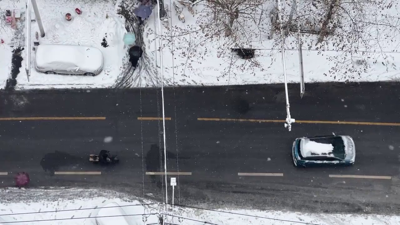 武汉冬天城市暴雪交通道路街景车流视频素材