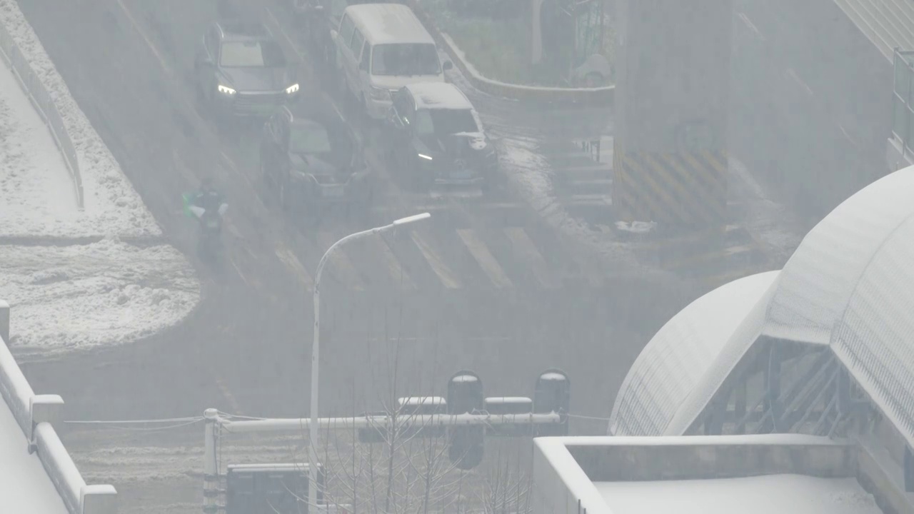 城市冬天暴雪街景交通道路车流视频素材