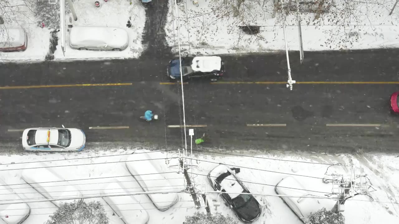 航拍城市冬天暴雪天气交通道路街景车流视频素材