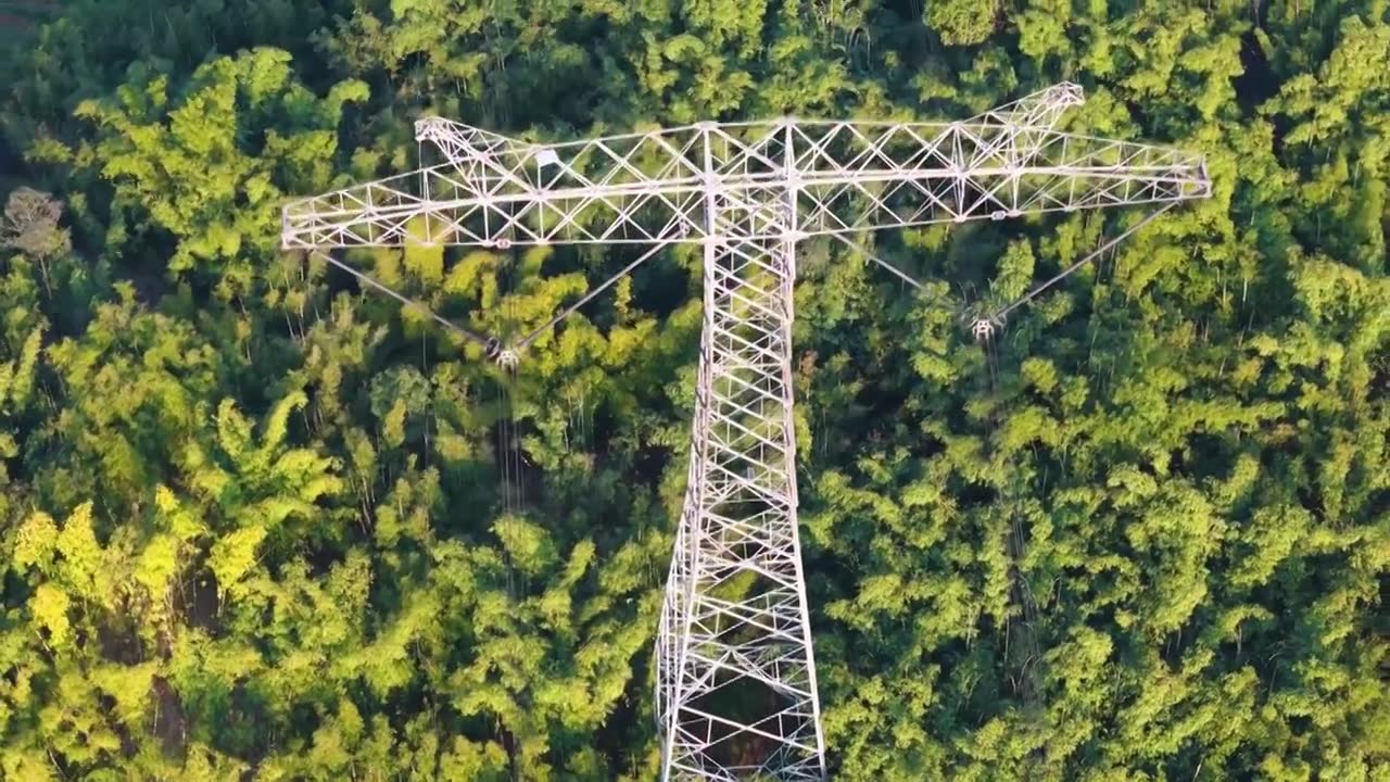 电力电网国家电网高压电塔供电发电蓝天白云云海视频素材