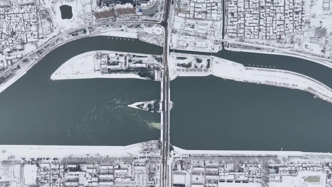 超高视角正上方俯拍周口沙颍河大闸与船闸雪景视频素材