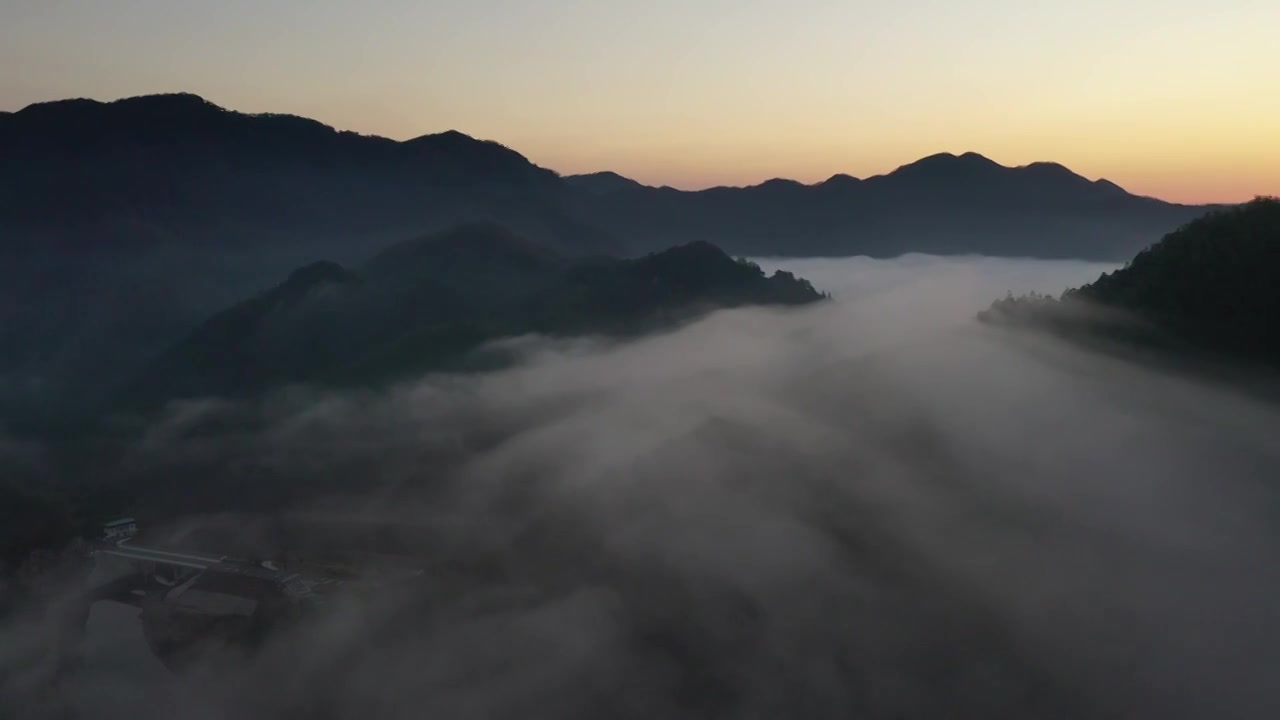 航拍安徽黄山下村落平流雾日出视频素材