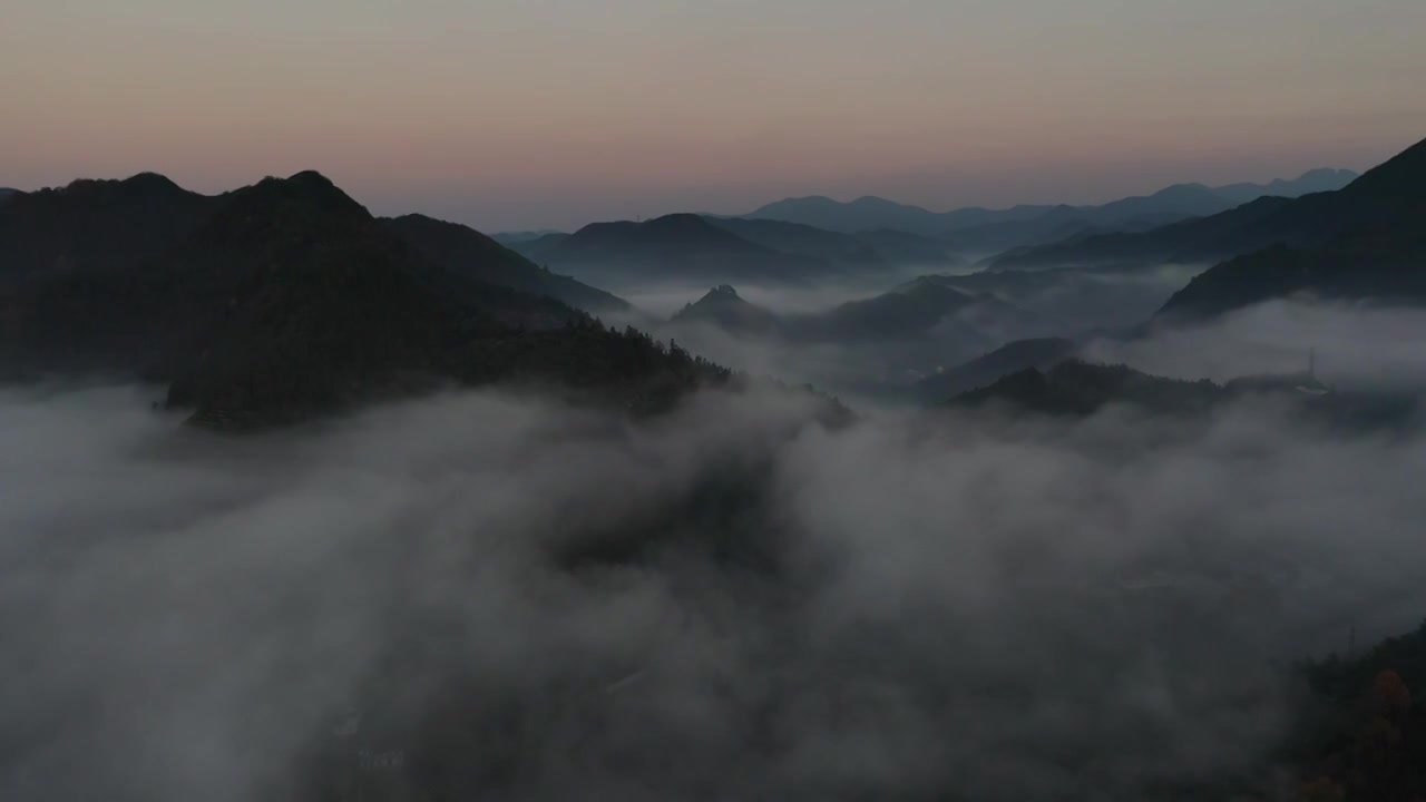 航拍安徽黄山下村落平流雾日出视频素材