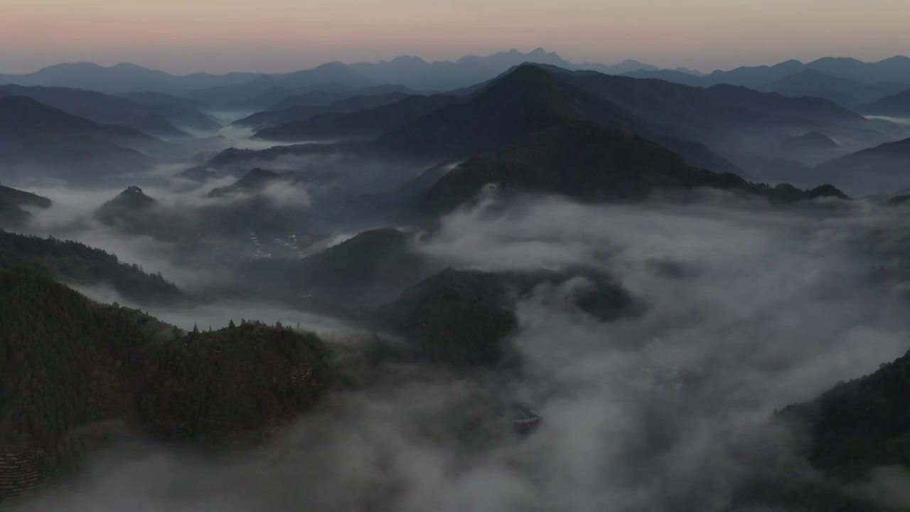 航拍安徽黄山下村落平流雾日出视频素材