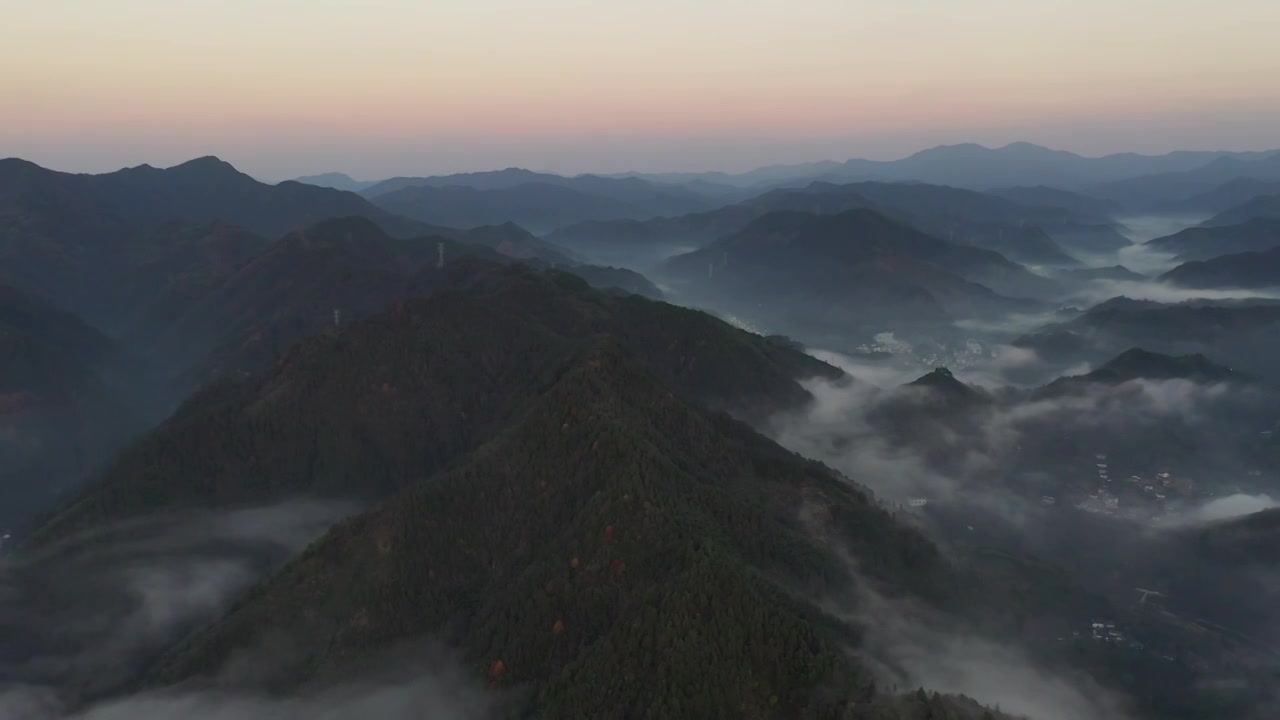 航拍安徽黄山下村落平流雾日出视频素材