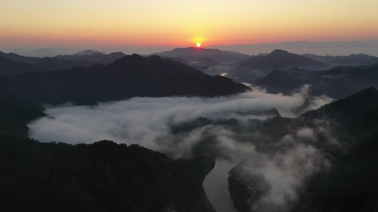 航拍安徽黄山下村落平流雾日出视频素材