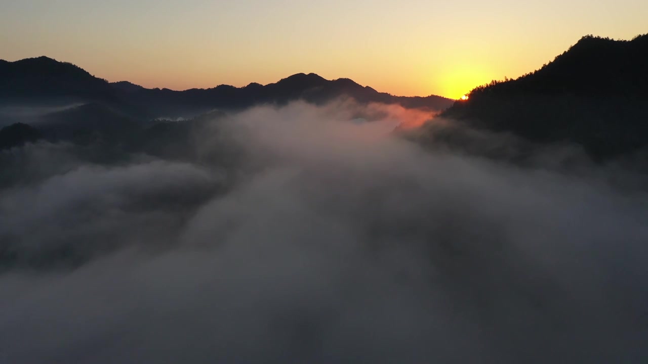 航拍安徽黄山下村落平流雾日出视频素材