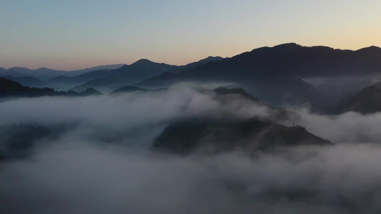 航拍安徽黄山下村落平流雾日出视频素材