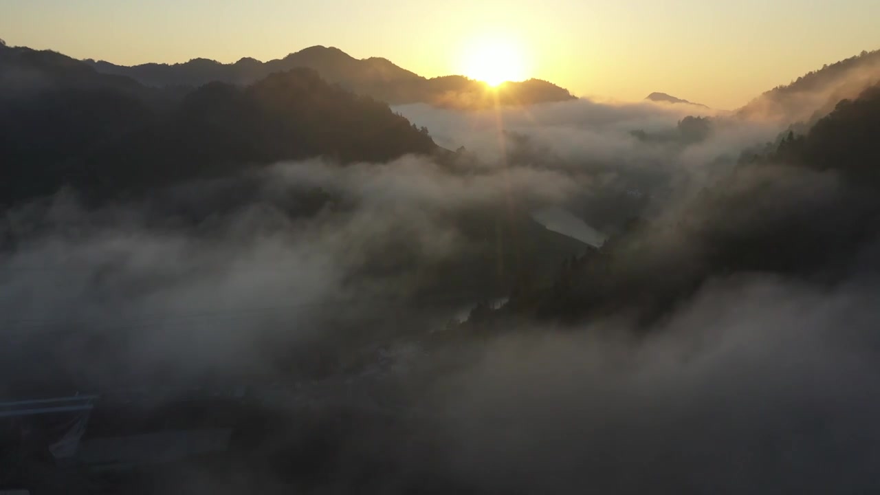 航拍安徽黄山下村落平流雾日出视频素材