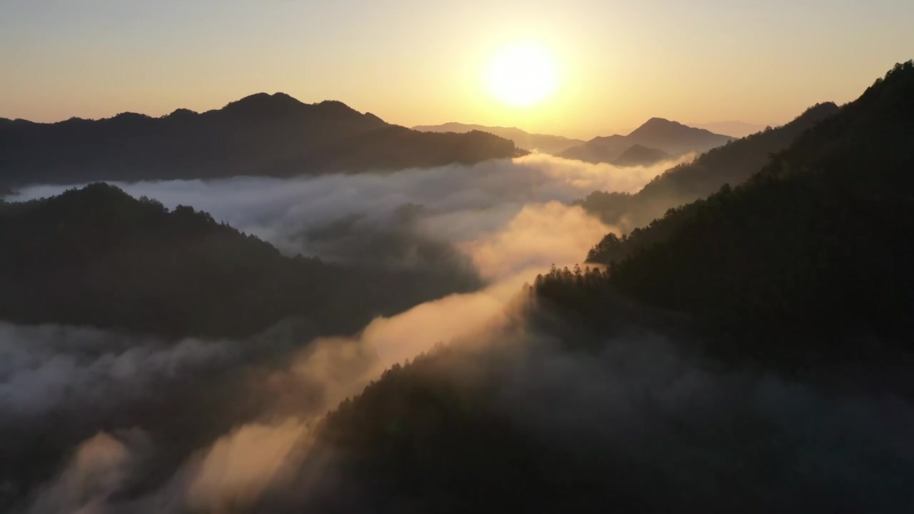 航拍安徽黄山下村落平流雾日出视频素材