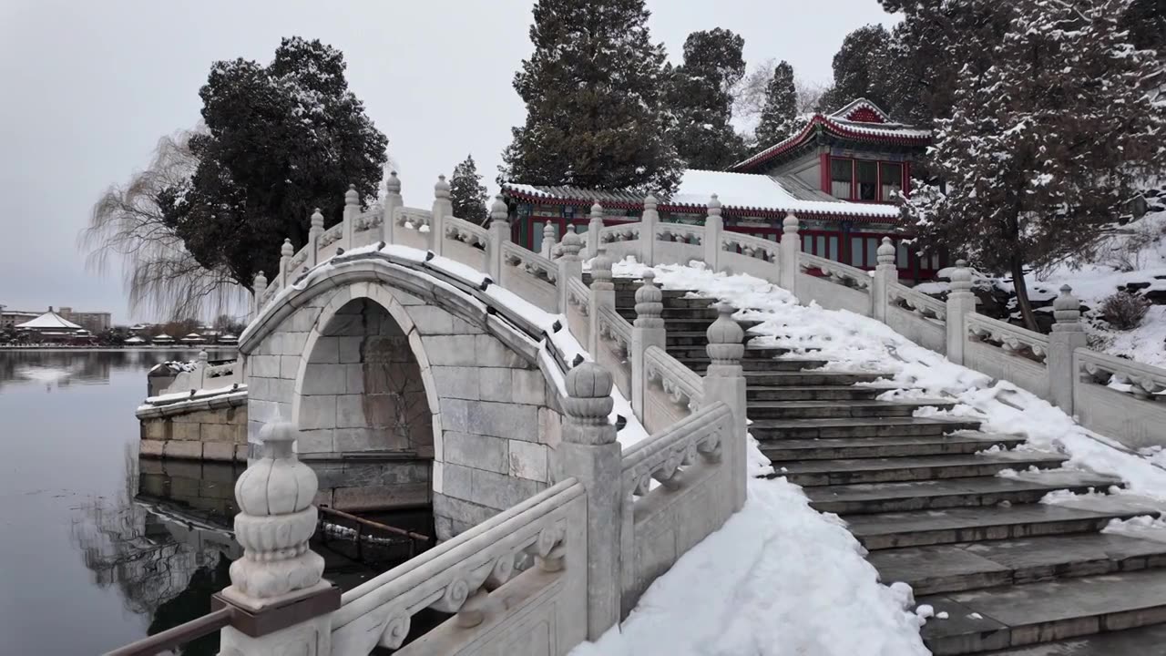 北京雪后北海公园中式园林建筑视频下载