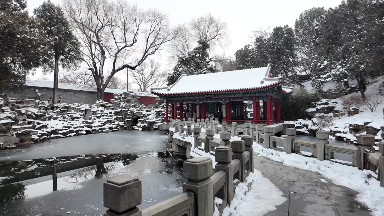 北京雪后北海公园中式园林建筑视频素材