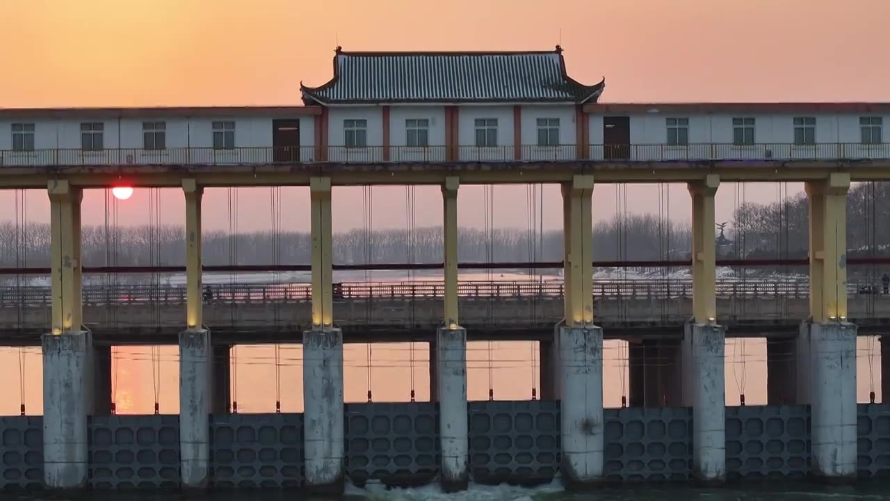 周口大闸水坝夕阳下水闸排水场景视频素材