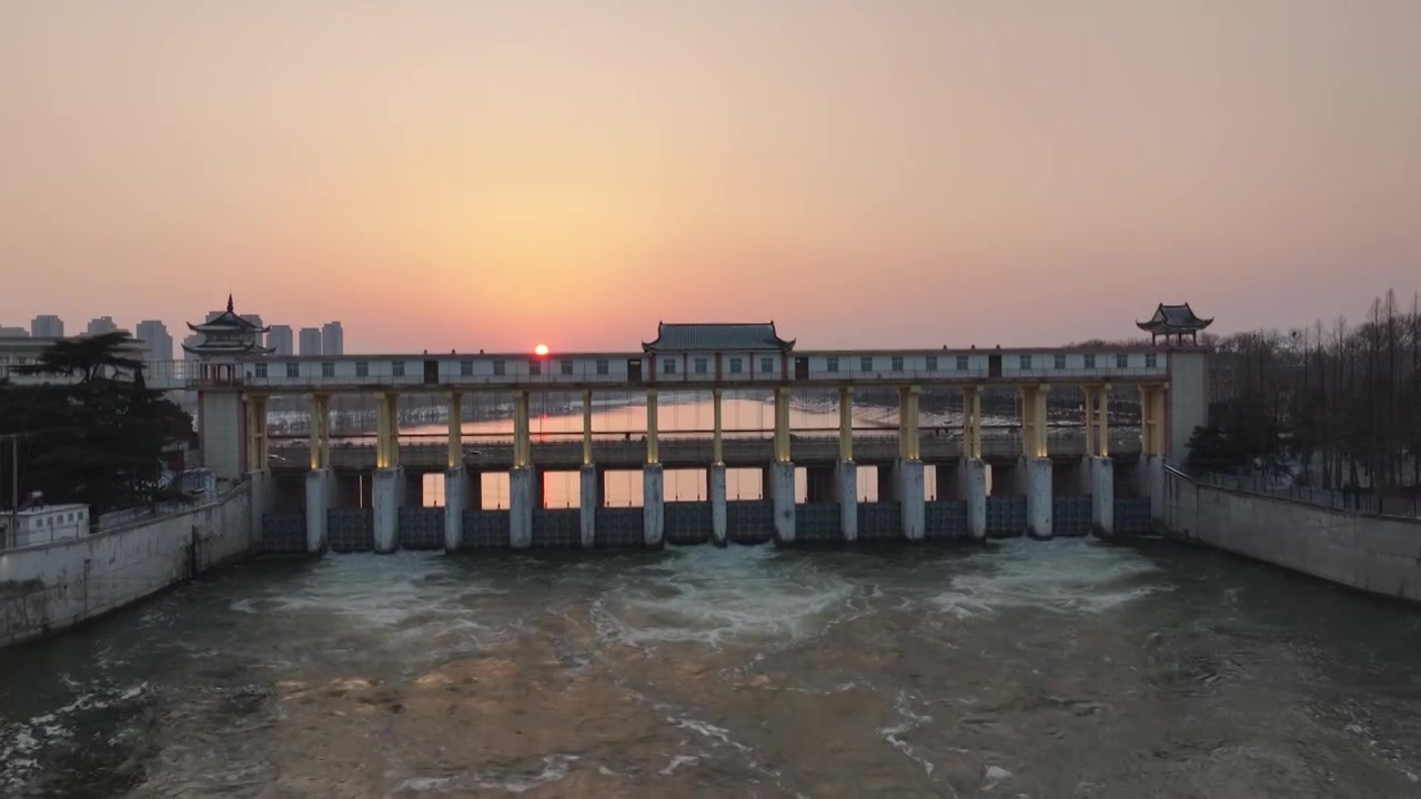 周口大闸水坝夕阳下水闸排水场景视频素材