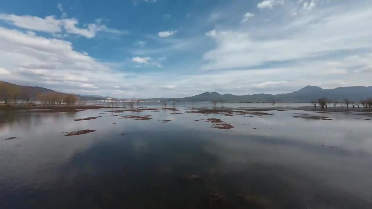 水面云倒影延时 丽江拉市海湿地延时视频素材