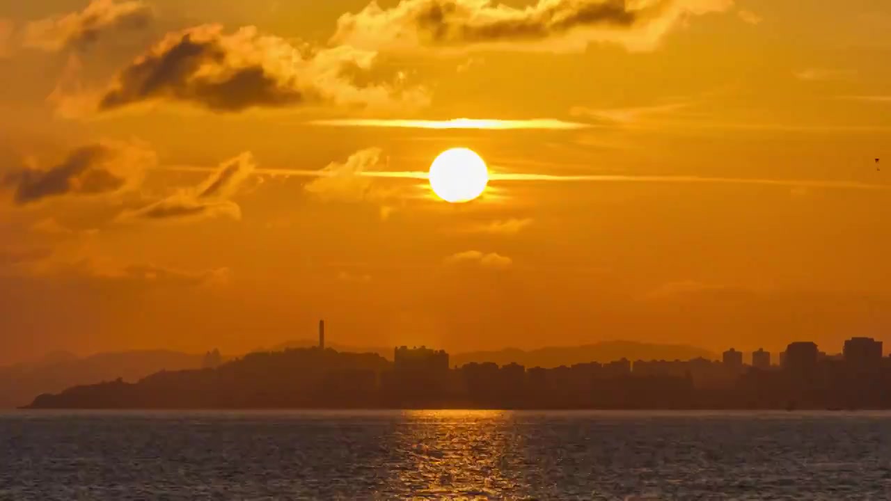 海南三亚清水湾沙滩海上日落金色延时视频素材