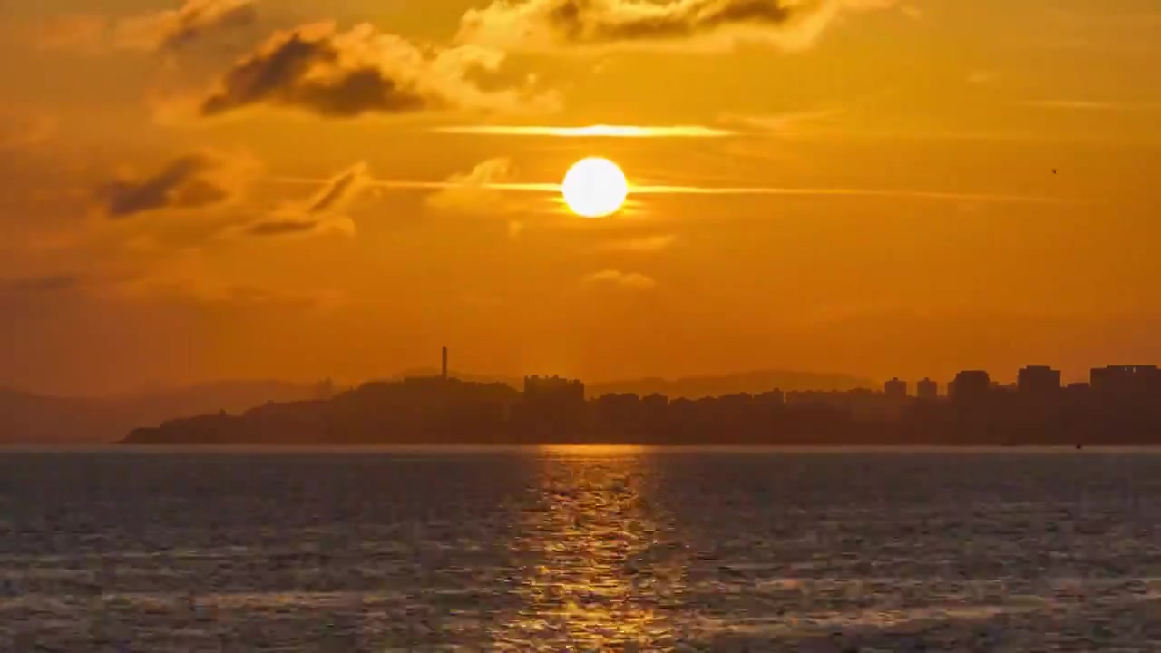 海南三亚清水湾沙滩海上日落金色延时视频素材