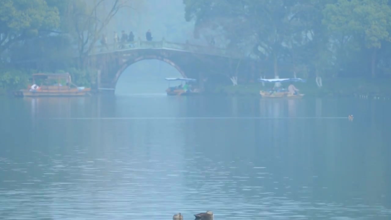 冬天阴雨天气中的杭州雾西湖自然建筑风景视频素材