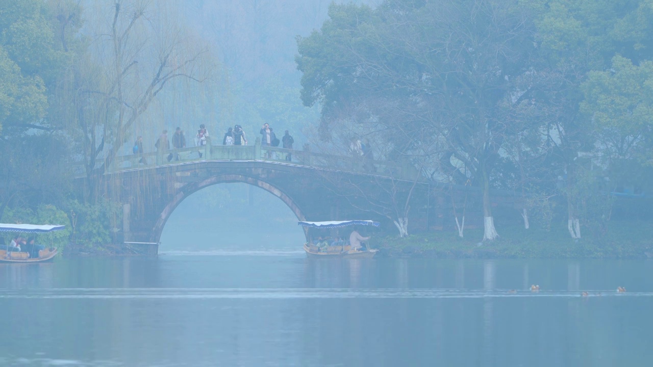 冬天阴雨天气中的杭州雾西湖自然建筑风景视频素材