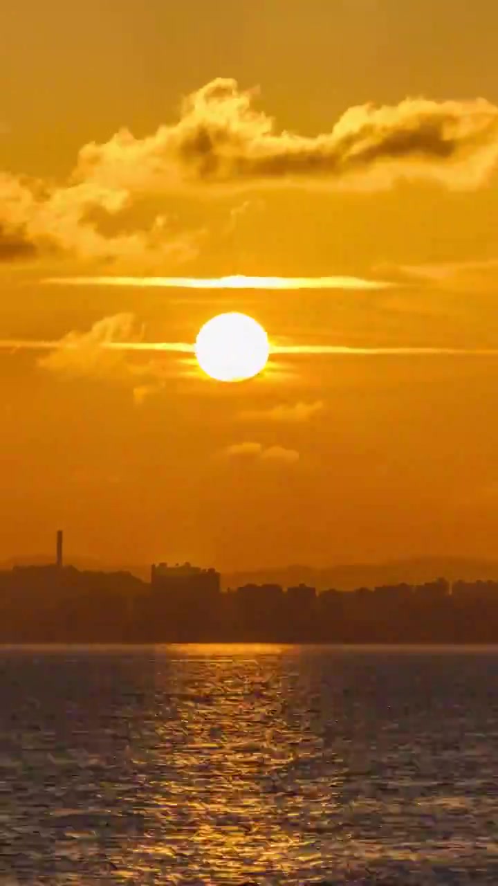 海南三亚清水湾沙滩海上日落金色延时视频素材