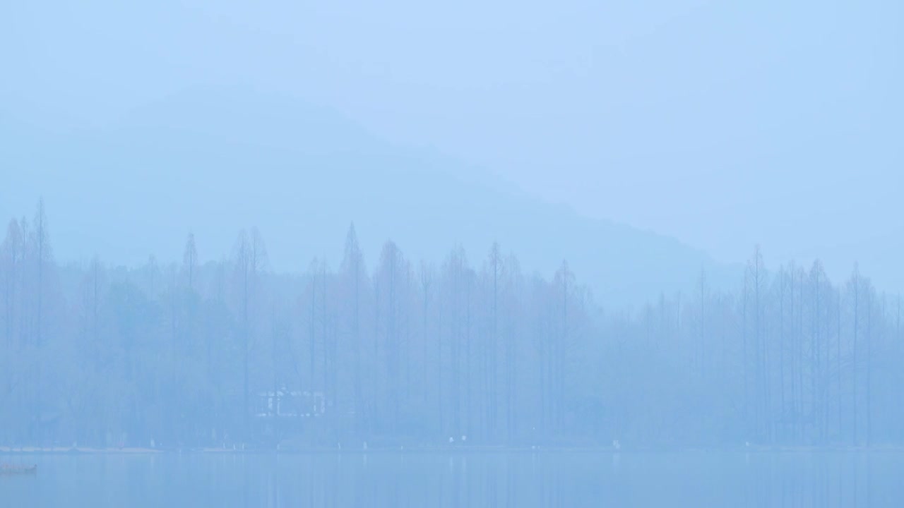 冬天阴雨天气中的杭州雾西湖自然建筑风景视频素材