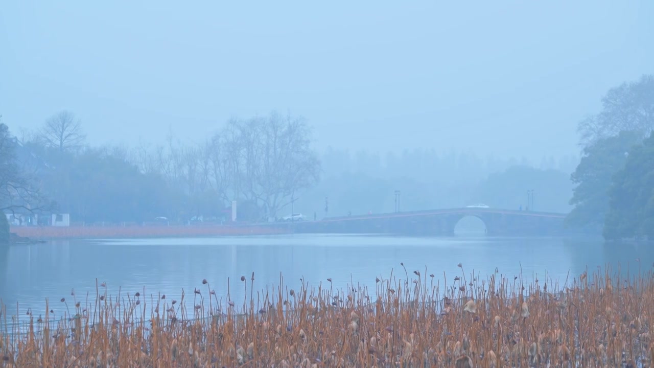 冬天阴雨天气中的杭州雾西湖自然建筑风景视频素材