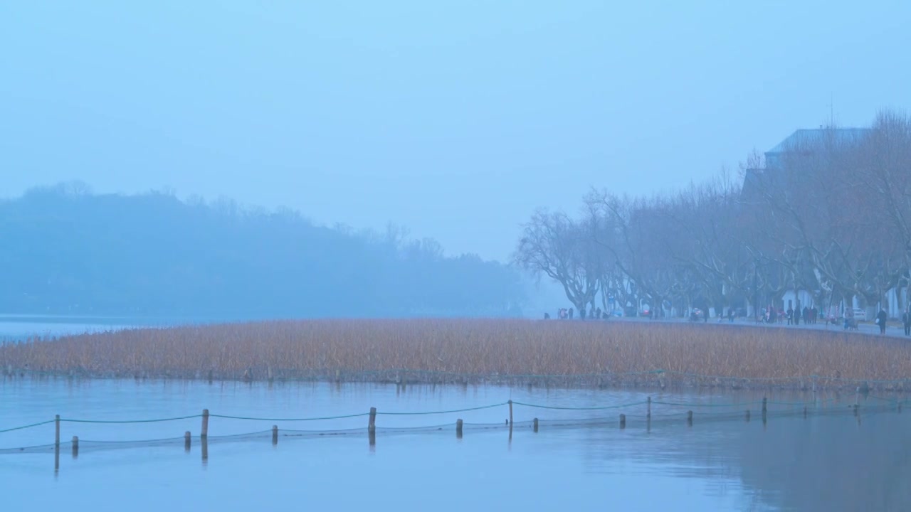 冬天阴雨天气中的杭州雾西湖自然建筑风景视频素材