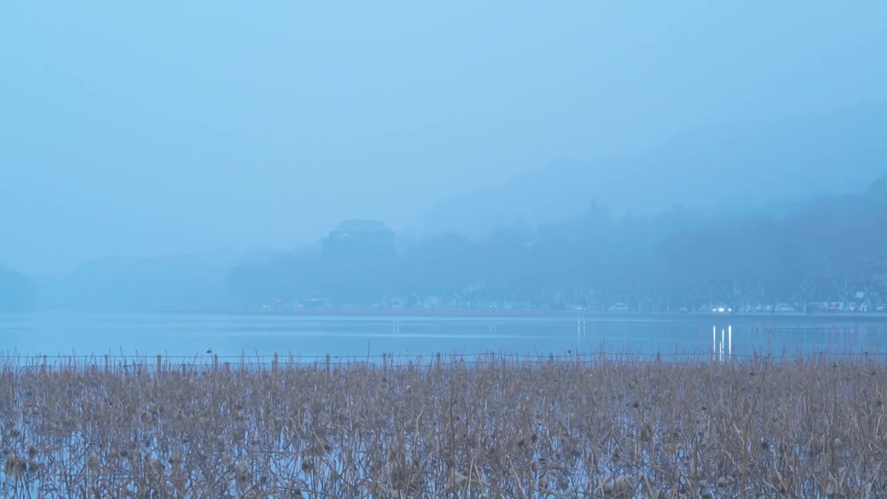 冬天阴雨天气中的杭州雾西湖自然建筑风景视频素材