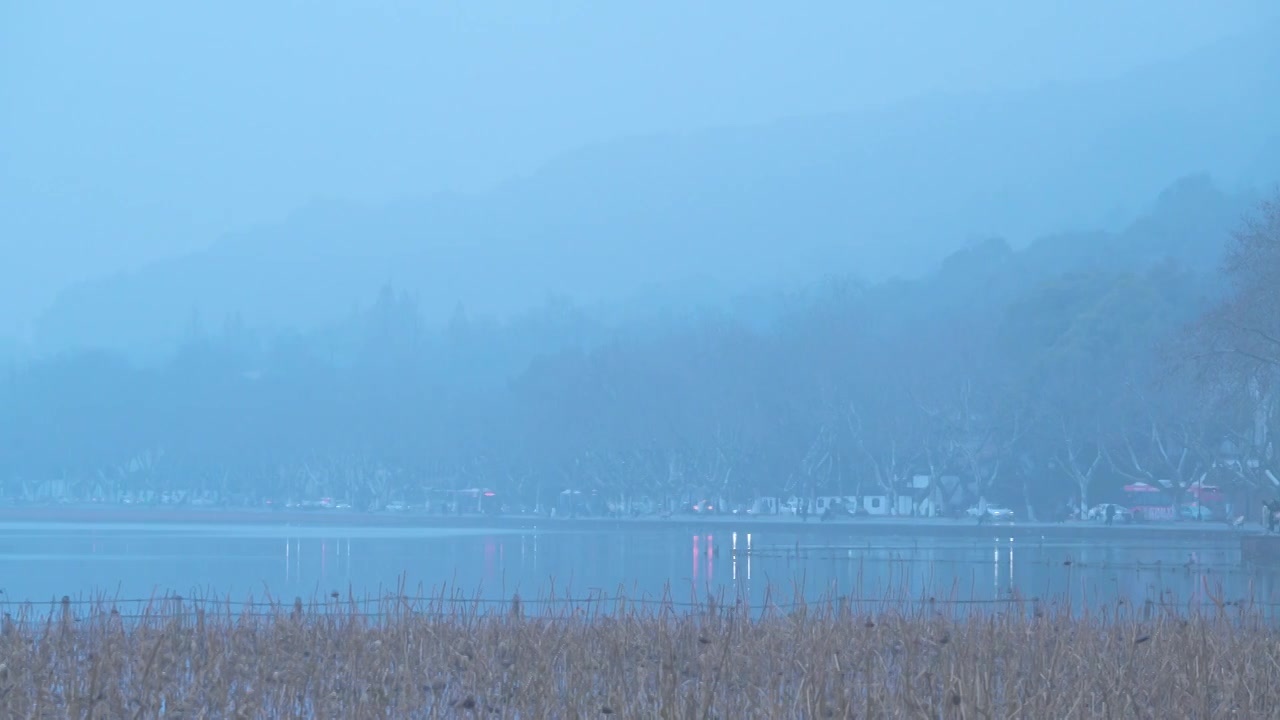 冬天阴雨天气中的杭州雾西湖自然建筑风景视频素材