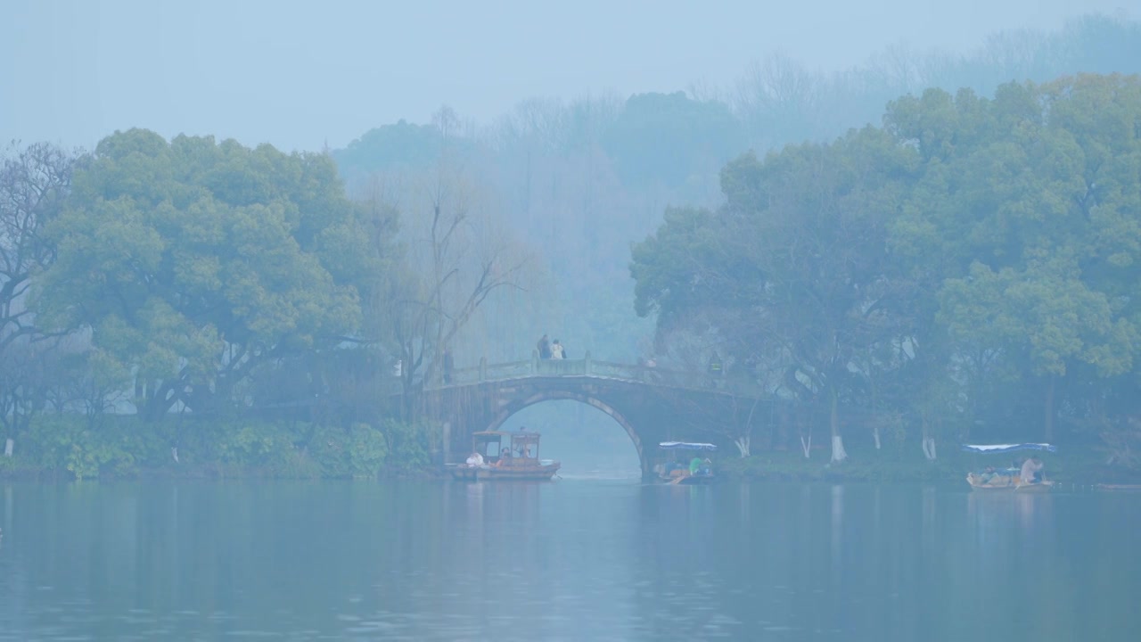 冬天阴雨天气中的杭州雾西湖自然建筑风景视频素材