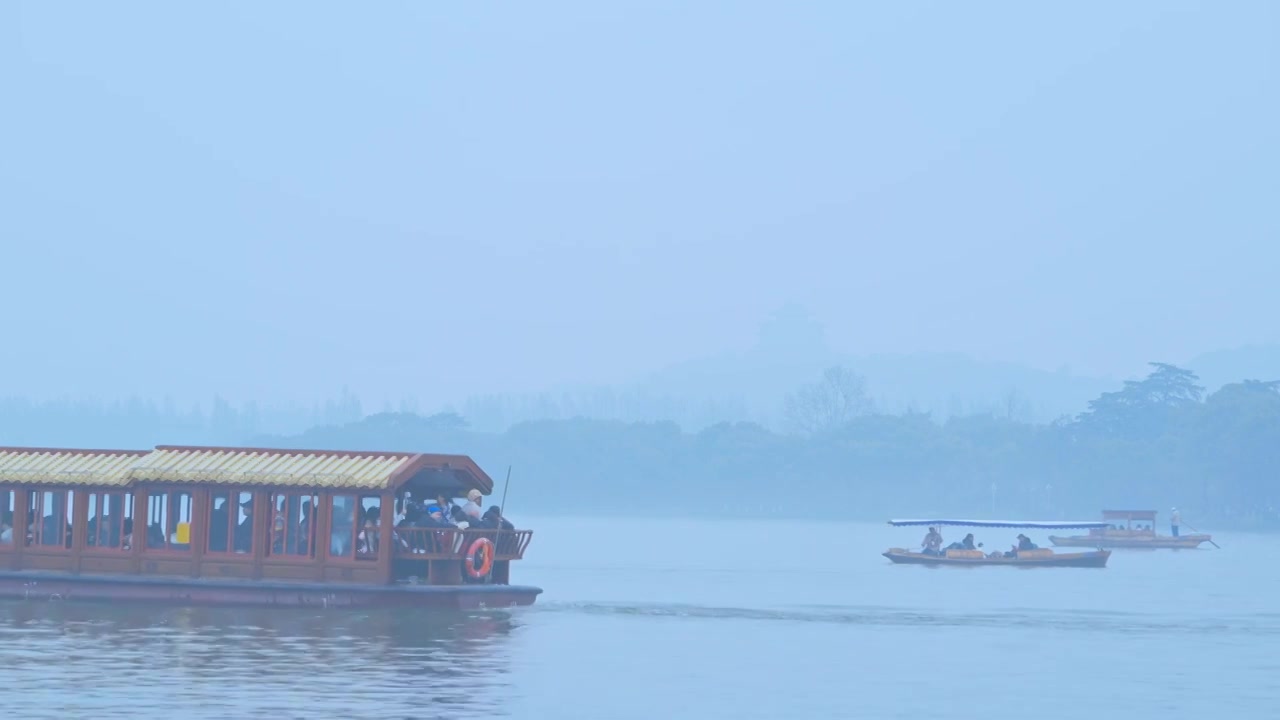 冬天阴雨天气中的杭州雾西湖自然建筑风景视频素材