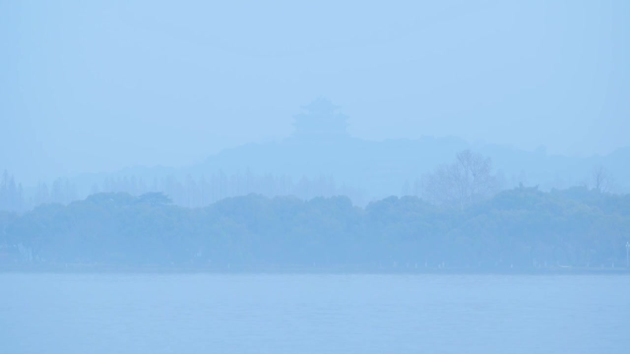 冬天阴雨天气中的杭州雾西湖自然建筑风景视频素材