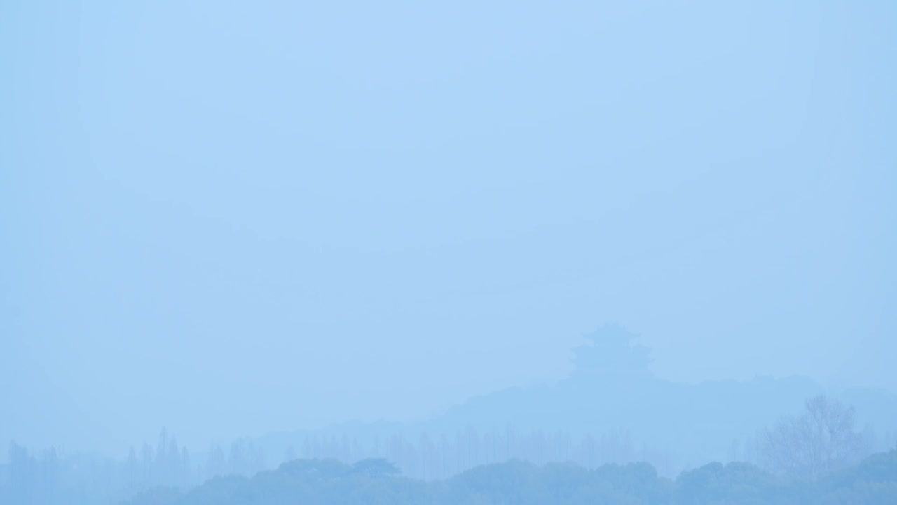 冬天阴雨天气中的杭州雾西湖自然建筑风景视频素材