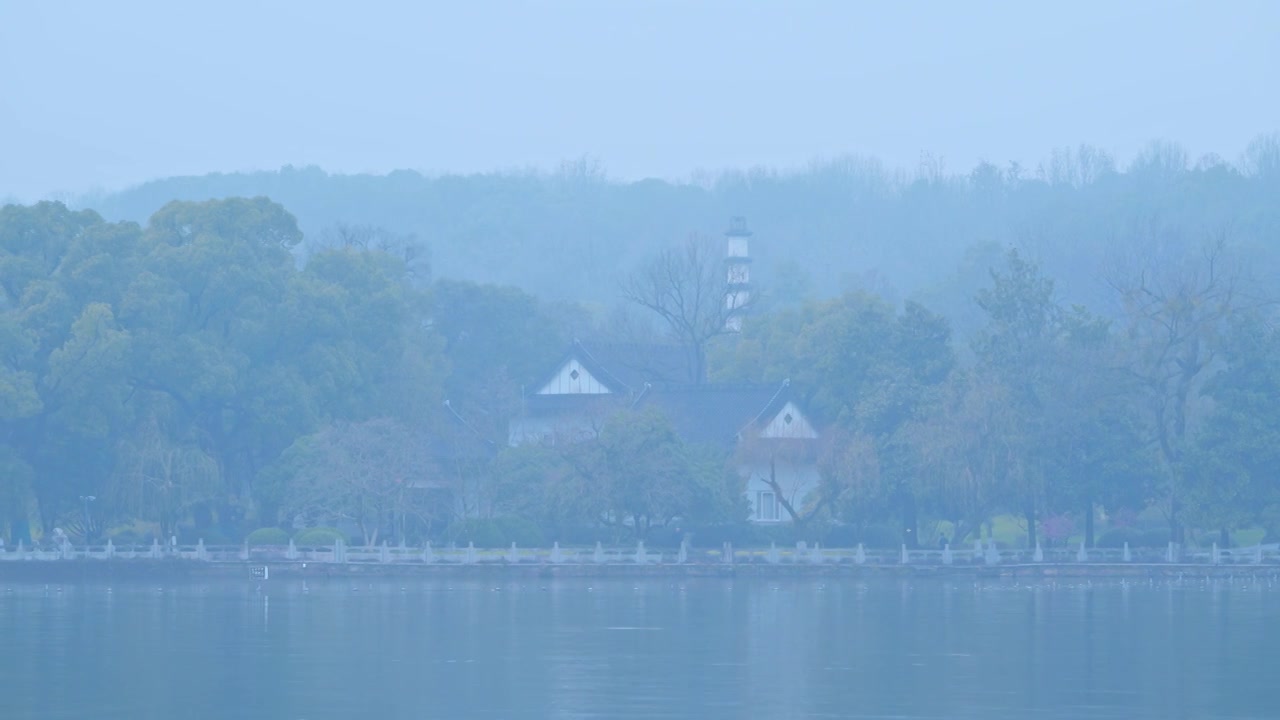 冬天阴雨天气中的杭州雾西湖自然建筑风景视频素材