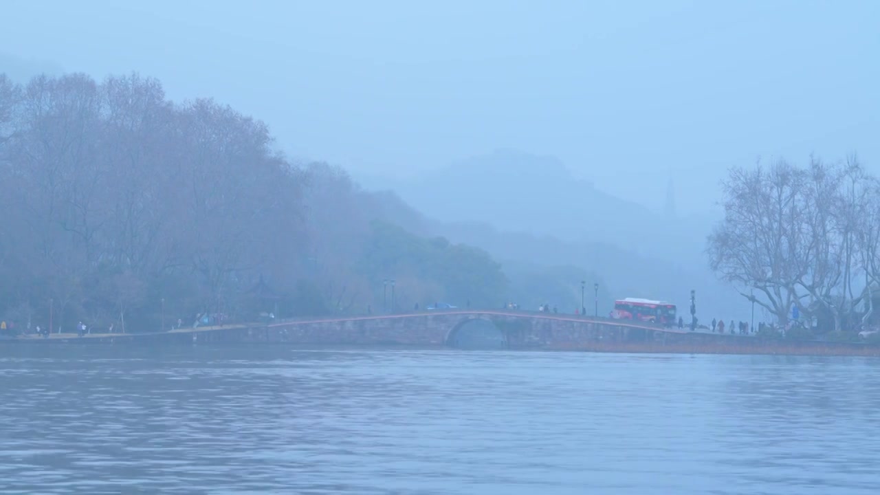 冬天阴雨天气中的杭州雾西湖自然建筑风景视频素材