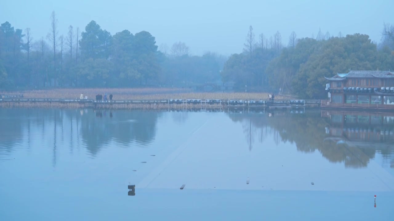 冬天阴雨天气中的杭州雾西湖自然建筑风景视频素材