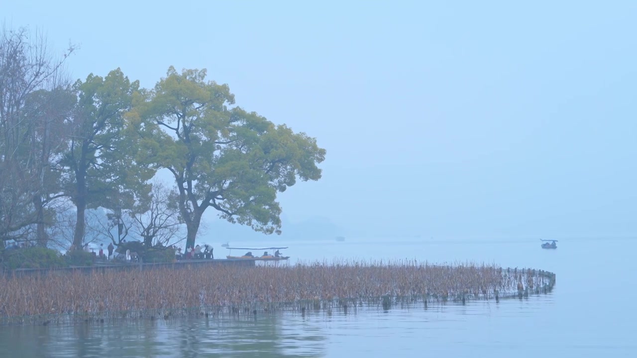 冬天阴雨天气中的杭州雾西湖自然建筑风景视频素材