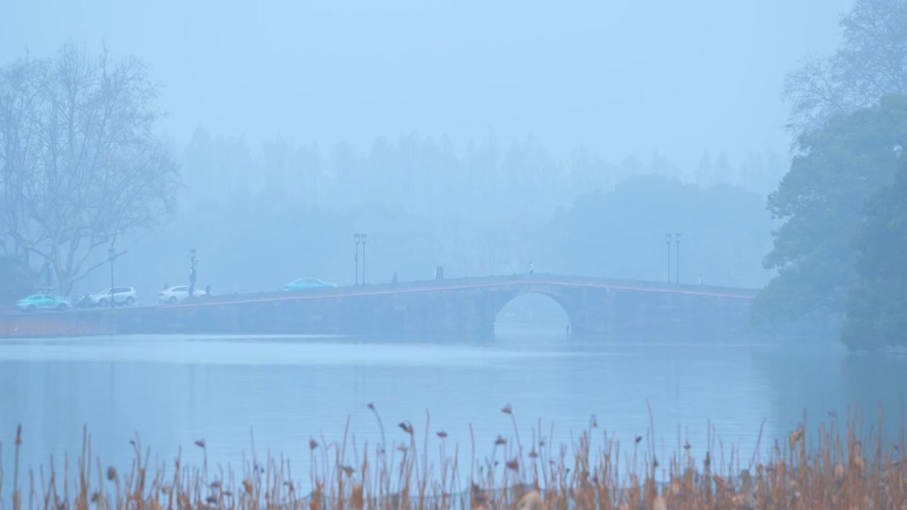 冬天阴雨天气中的杭州雾西湖自然建筑风景视频素材