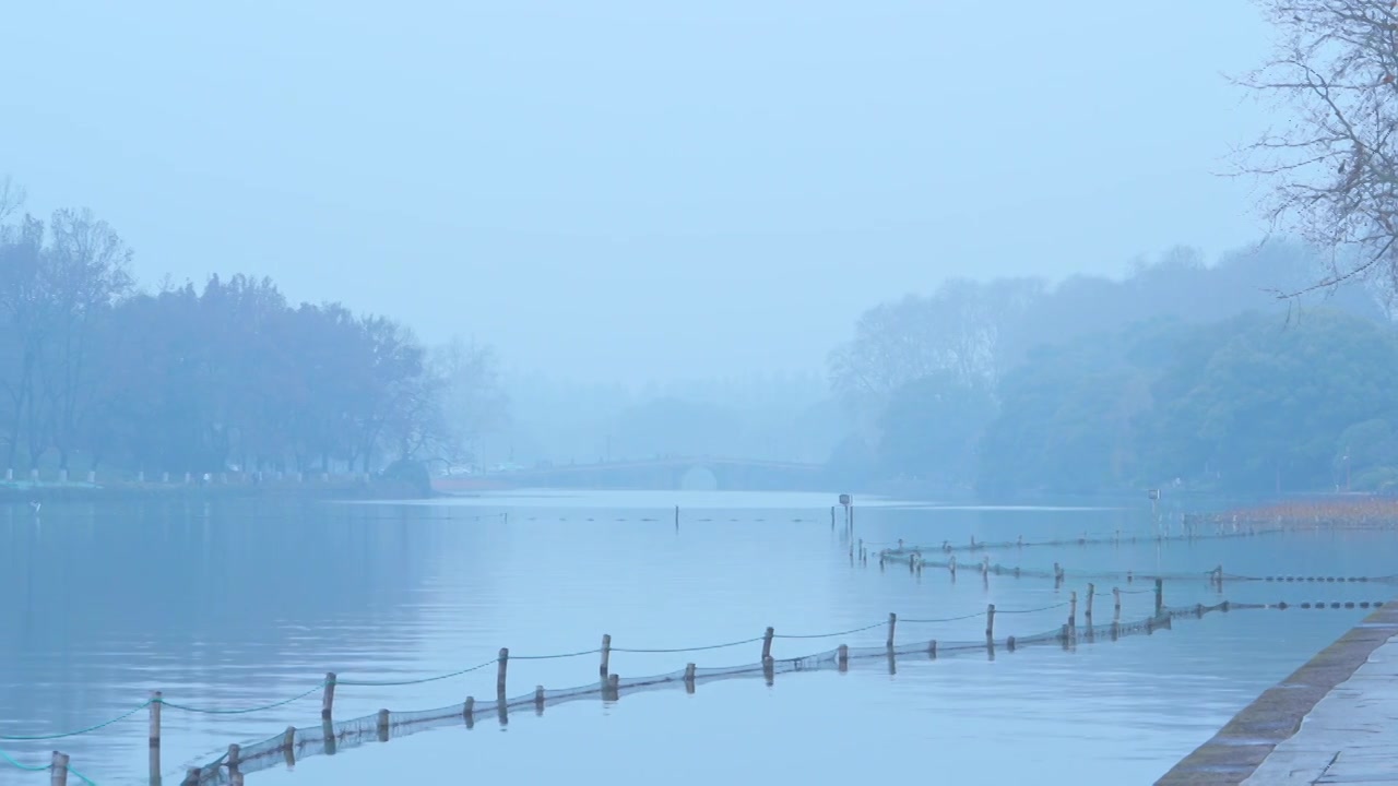 冬天阴雨天气中的杭州雾西湖自然建筑风景视频素材