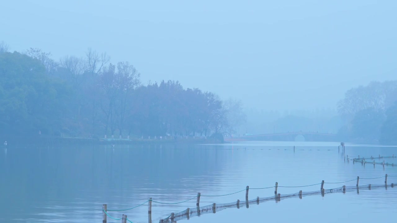 冬天阴雨天气中的杭州雾西湖自然建筑风景视频素材