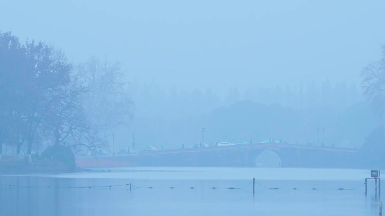 冬天阴雨天气中的杭州雾西湖自然建筑风景视频素材