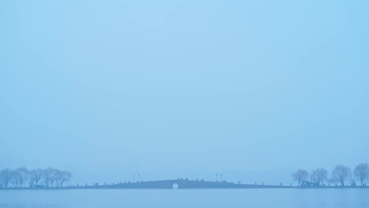 冬天阴雨天气中的杭州雾西湖自然建筑风景视频素材