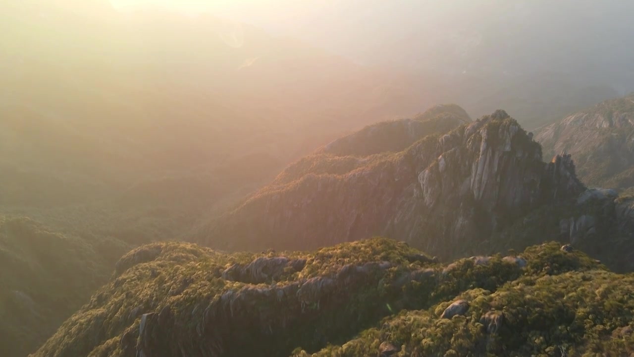 航拍落日暖色调氛围下江西三清山的山顶风光视频素材